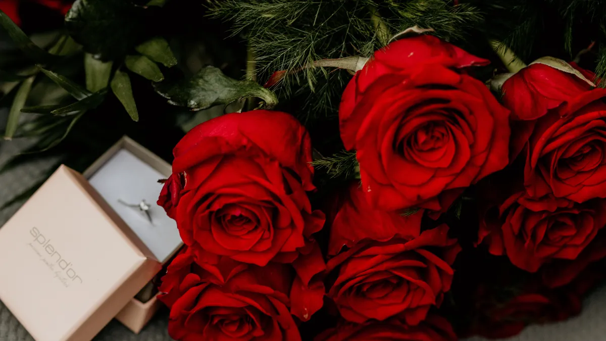 【一生の思い出に】プロポーズに人気の花束ランキング５選と本数に込める意味