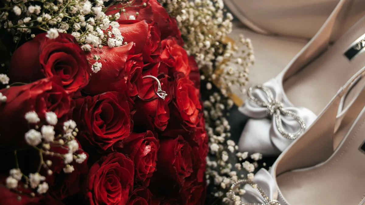 【感動確約】プロポーズの花束をホテルへ配送！通販でサプライズを成功させる手配マニュアル